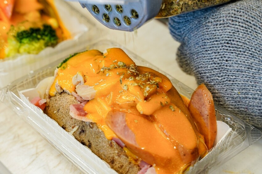 高雄美食|瑞豐夜市現烤馬鈴薯淋上起司醬太銷魂了~滿滿餡料超有飽足感/薯寶寶超濃起司馬鈴薯