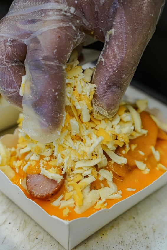 高雄美食|瑞豐夜市現烤馬鈴薯淋上起司醬太銷魂了~滿滿餡料超有飽足感/薯寶寶超濃起司馬鈴薯