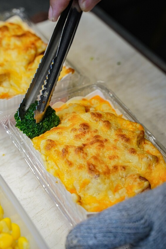 高雄美食|瑞豐夜市現烤馬鈴薯淋上起司醬太銷魂了~滿滿餡料超有飽足感/薯寶寶超濃起司馬鈴薯