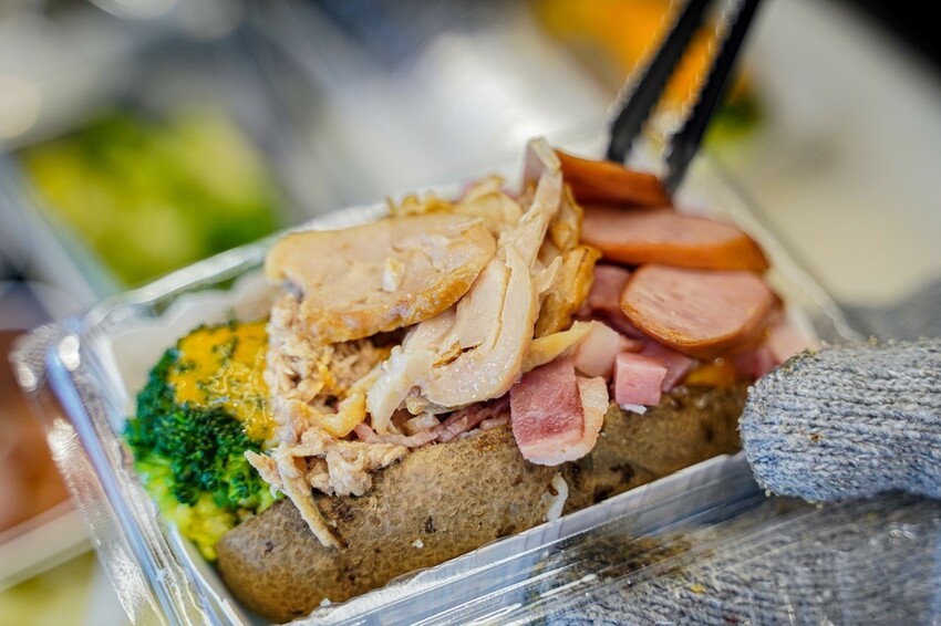 高雄美食|瑞豐夜市現烤馬鈴薯淋上起司醬太銷魂了~滿滿餡料超有飽足感/薯寶寶超濃起司馬鈴薯