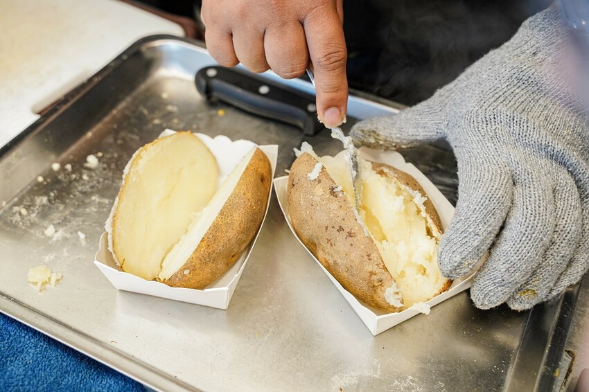 高雄美食|瑞豐夜市現烤馬鈴薯淋上起司醬太銷魂了~滿滿餡料超有飽足感/薯寶寶超濃起司馬鈴薯