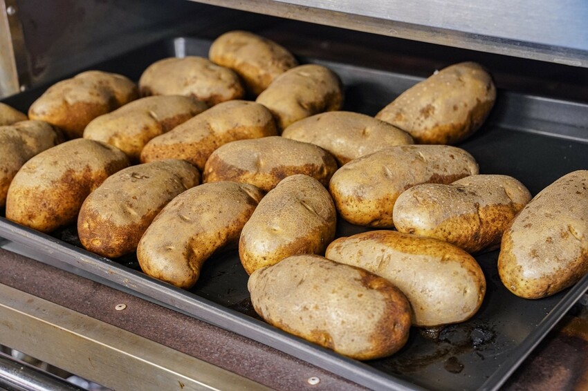 高雄美食|瑞豐夜市現烤馬鈴薯淋上起司醬太銷魂了~滿滿餡料超有飽足感/薯寶寶超濃起司馬鈴薯