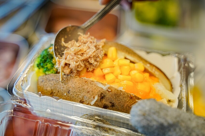 高雄美食|瑞豐夜市現烤馬鈴薯淋上起司醬太銷魂了~滿滿餡料超有飽足感/薯寶寶超濃起司馬鈴薯