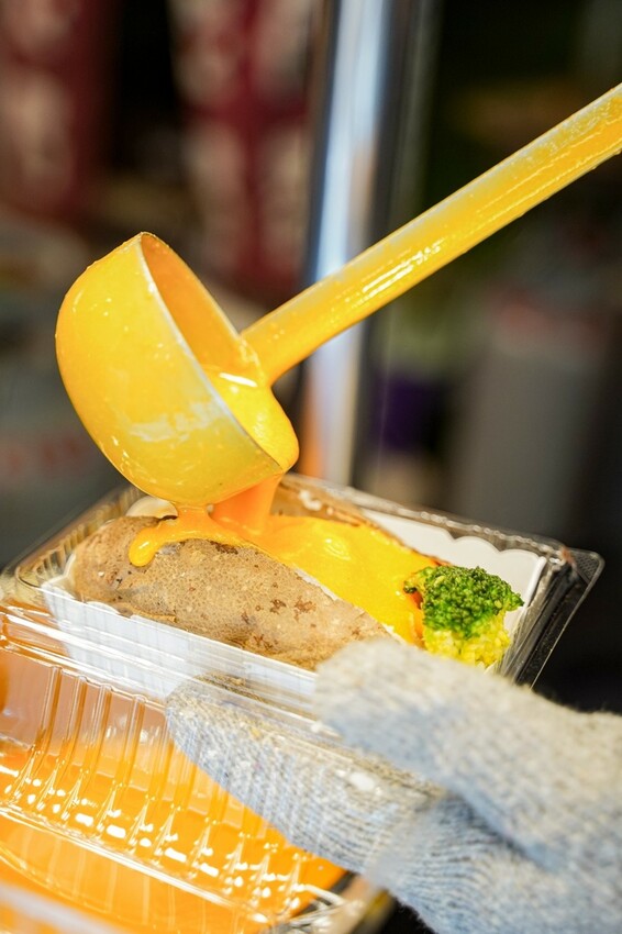 高雄美食|瑞豐夜市現烤馬鈴薯淋上起司醬太銷魂了~滿滿餡料超有飽足感/薯寶寶超濃起司馬鈴薯