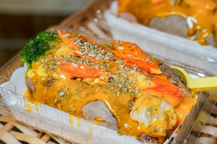 高雄美食|瑞豐夜市現烤馬鈴薯淋上起司醬太銷魂了~滿滿餡料超有飽足感/薯寶寶超濃起司馬鈴薯