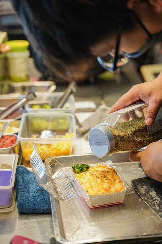 高雄美食|瑞豐夜市現烤馬鈴薯淋上起司醬太銷魂了~滿滿餡料超有飽足感/薯寶寶超濃起司馬鈴薯