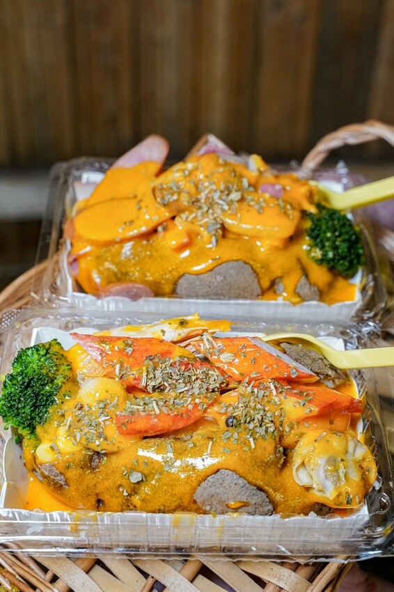 高雄美食|瑞豐夜市現烤馬鈴薯淋上起司醬太銷魂了~滿滿餡料超有飽足感/薯寶寶超濃起司馬鈴薯