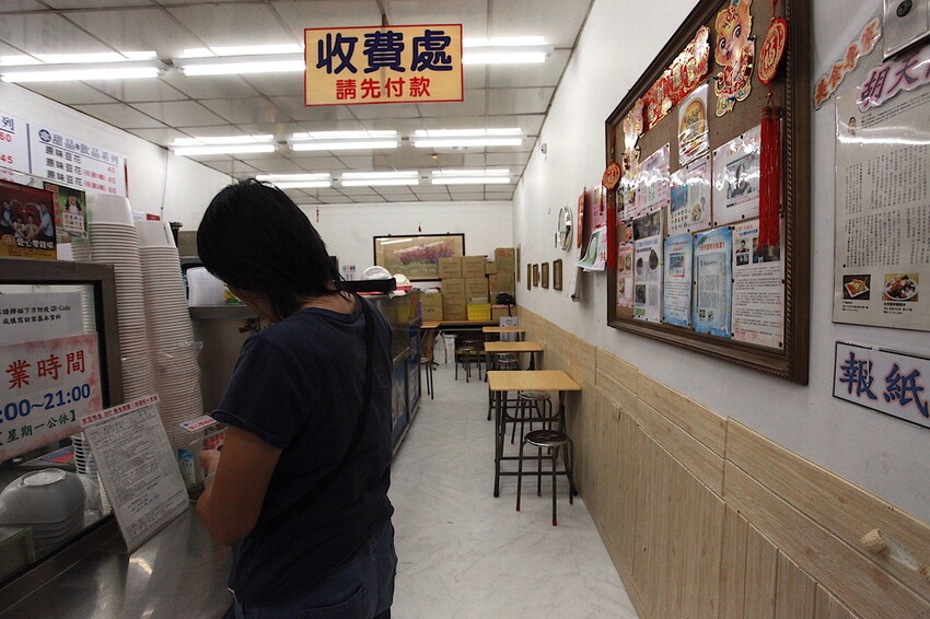 高雄市苓雅區吃。高雄市｜苓雅區。「典欣黑砂糖剉冰-總店」夏季限定黑糖粉粿全面上市，炎熱夏天吃一碗透心涼剉冰真是享