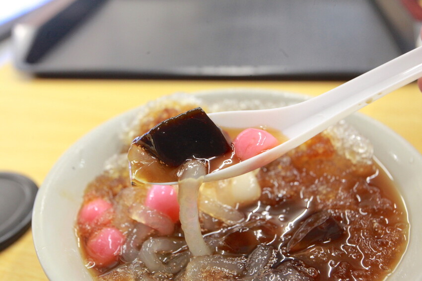 高雄市苓雅區吃。高雄市｜苓雅區。「典欣黑砂糖剉冰-總店」夏季限定黑糖粉粿全面上市，炎熱夏天吃一碗透心涼剉冰真是享