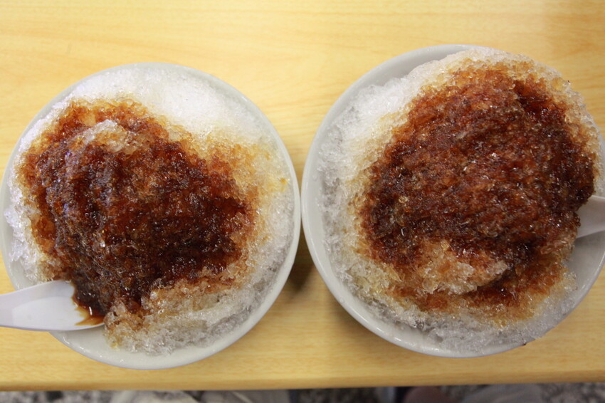 高雄市苓雅區吃。高雄市｜苓雅區。「典欣黑砂糖剉冰-總店」夏季限定黑糖粉粿全面上市，炎熱夏天吃一碗透心涼剉冰真是享