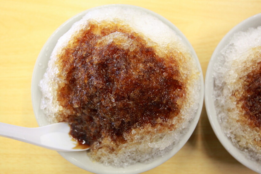 高雄市苓雅區吃。高雄市｜苓雅區。「典欣黑砂糖剉冰-總店」夏季限定黑糖粉粿全面上市，炎熱夏天吃一碗透心涼剉冰真是享