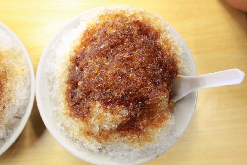 高雄市苓雅區吃。高雄市｜苓雅區。「典欣黑砂糖剉冰-總店」夏季限定黑糖粉粿全面上市，炎熱夏天吃一碗透心涼剉冰真是享