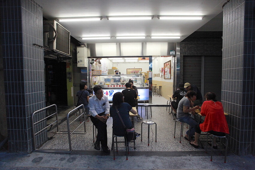 高雄市苓雅區吃。高雄市｜苓雅區。「典欣黑砂糖剉冰-總店」夏季限定黑糖粉粿全面上市，炎熱夏天吃一碗透心涼剉冰真是享