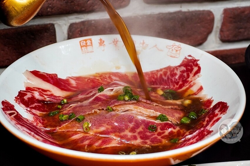 金門縣金城鎮金門必吃|良金牧場-和牛、酒糟牛一碗牛肉麵通通吃得到,熱湯現沖軟嫩好滋味,套餐還有霜淇淋爽爽吃