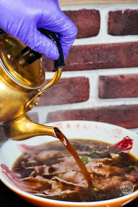 金門縣金城鎮金門必吃|良金牧場-和牛、酒糟牛一碗牛肉麵通通吃得到,熱湯現沖軟嫩好滋味,套餐還有霜淇淋爽爽吃