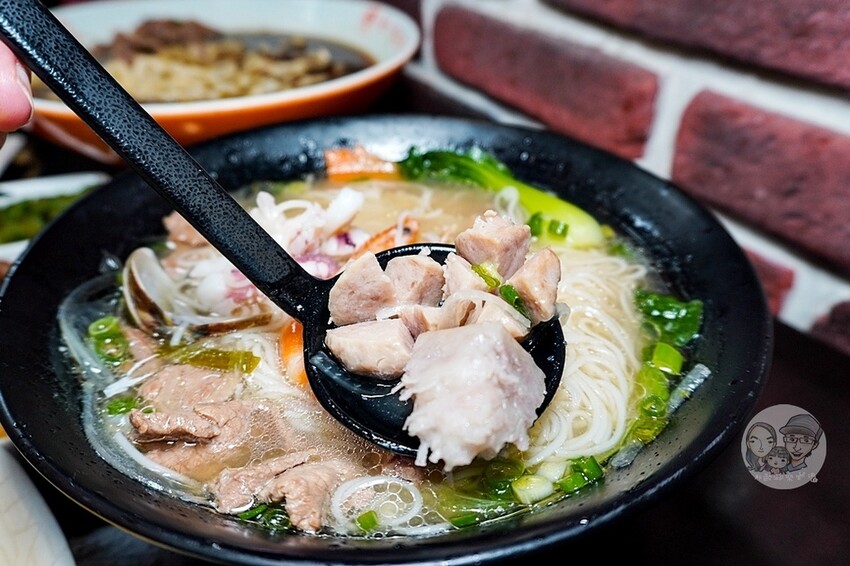 金門縣金城鎮金門必吃|良金牧場-和牛、酒糟牛一碗牛肉麵通通吃得到,熱湯現沖軟嫩好滋味,套餐還有霜淇淋爽爽吃