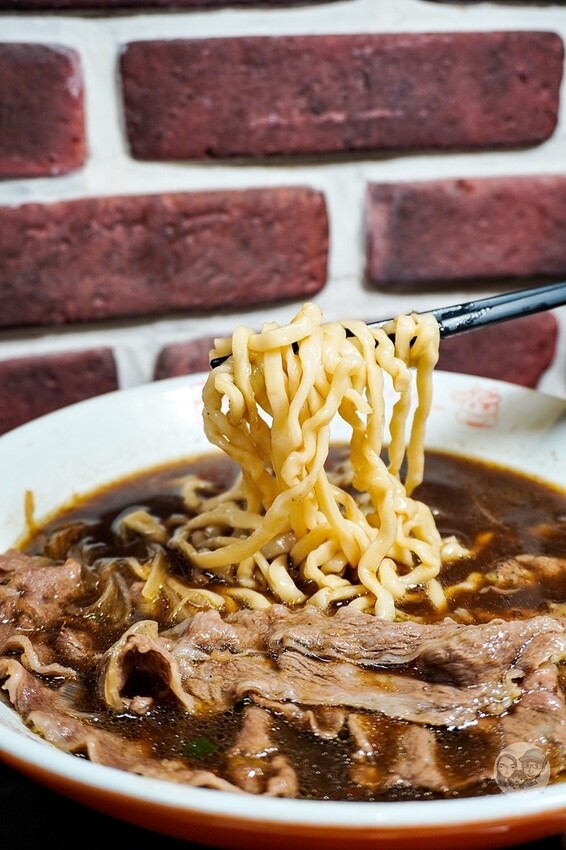 金門縣金城鎮金門必吃|良金牧場-和牛、酒糟牛一碗牛肉麵通通吃得到,熱湯現沖軟嫩好滋味,套餐還有霜淇淋爽爽吃