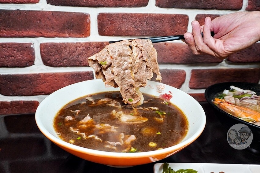 金門縣金城鎮金門必吃|良金牧場-和牛、酒糟牛一碗牛肉麵通通吃得到,熱湯現沖軟嫩好滋味,套餐還有霜淇淋爽爽吃