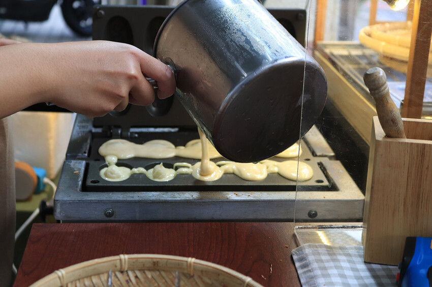 台南雞蛋糕/每日限量晚來吃不到/當天現打新鮮麵糊不用預拌粉/純手工熬煮內餡/不添加香精香料/百分百純鮮奶製作/不定期推出隱藏版口味
