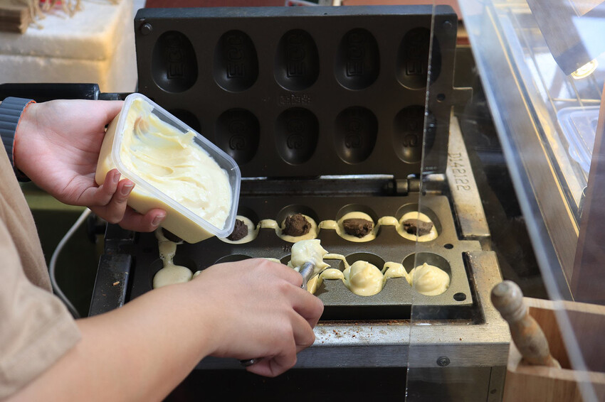 台南雞蛋糕/每日限量晚來吃不到/當天現打新鮮麵糊不用預拌粉/純手工熬煮內餡/不添加香精香料/百分百純鮮奶製作/不定期推出隱藏版口味