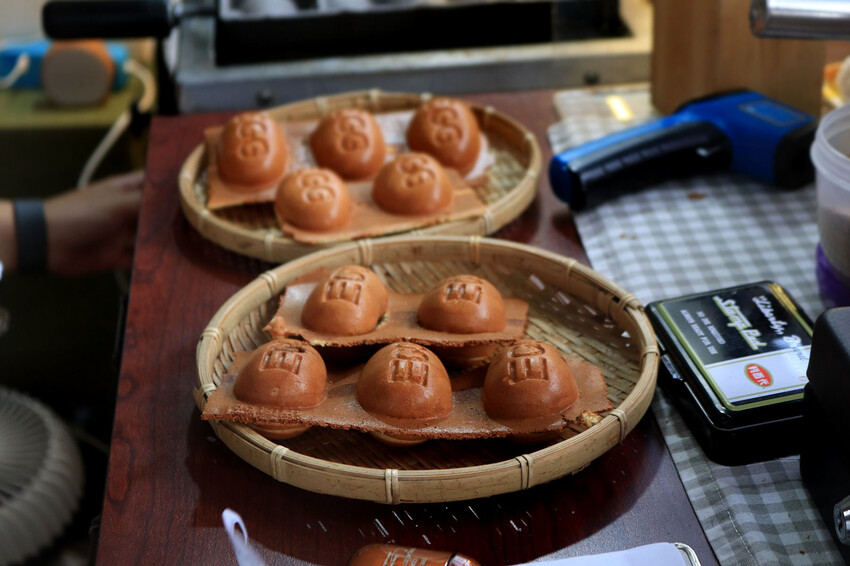 台南雞蛋糕/每日限量晚來吃不到/當天現打新鮮麵糊不用預拌粉/純手工熬煮內餡/不添加香精香料/百分百純鮮奶製作/不定期推出隱藏版口味