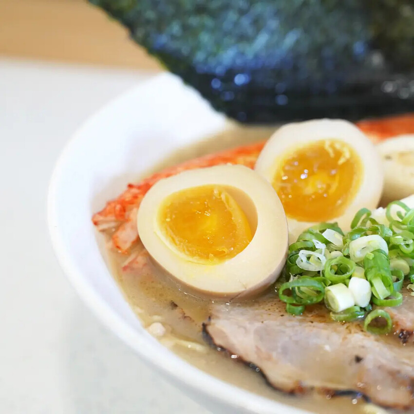 台南拉麵控看過來～超豐盛特盛豚骨拉麵、地獄麻辣叉燒乾拌麵，鶴