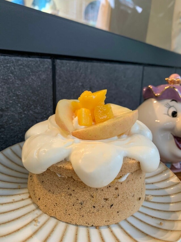 【淡水】寵物友善咖啡廳｜暇俵咖啡 超可愛茶壺太太搭配水果戚風 復古文藝咖啡廳 是畫室也是咖啡店！