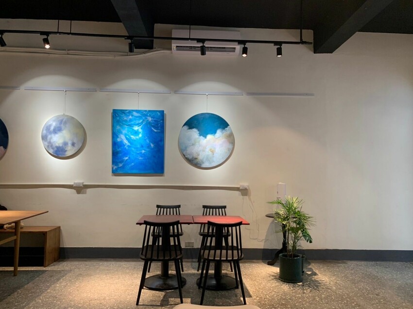 【淡水】寵物友善咖啡廳｜暇俵咖啡 超可愛茶壺太太搭配水果戚風 復古文藝咖啡廳 是畫室也是咖啡店！