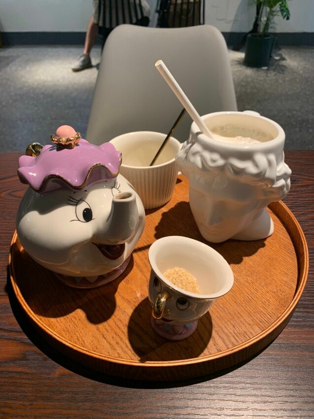 【淡水】寵物友善咖啡廳｜暇俵咖啡 超可愛茶壺太太搭配水果戚風 復古文藝咖啡廳 是畫室也是咖啡店！