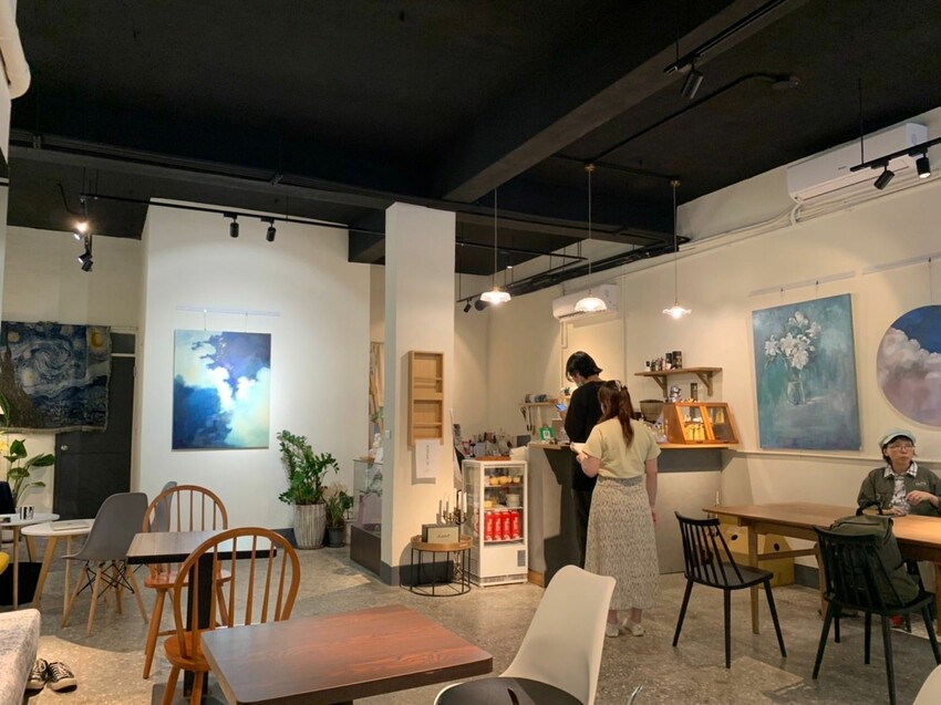 【淡水】寵物友善咖啡廳｜暇俵咖啡 超可愛茶壺太太搭配水果戚風 復古文藝咖啡廳 是畫室也是咖啡店！