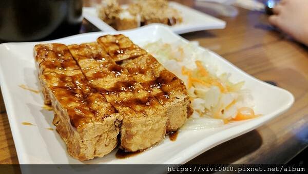 花蓮.吉安-老店家臭豆腐當地最好吃的碳烤臭豆腐，沒有開在市區客人卻還是絡繹不絕的秘密美食!