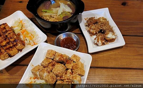 花蓮.吉安-老店家臭豆腐當地最好吃的碳烤臭豆腐，沒有開在市區客人卻還是絡繹不絕的秘密美食!