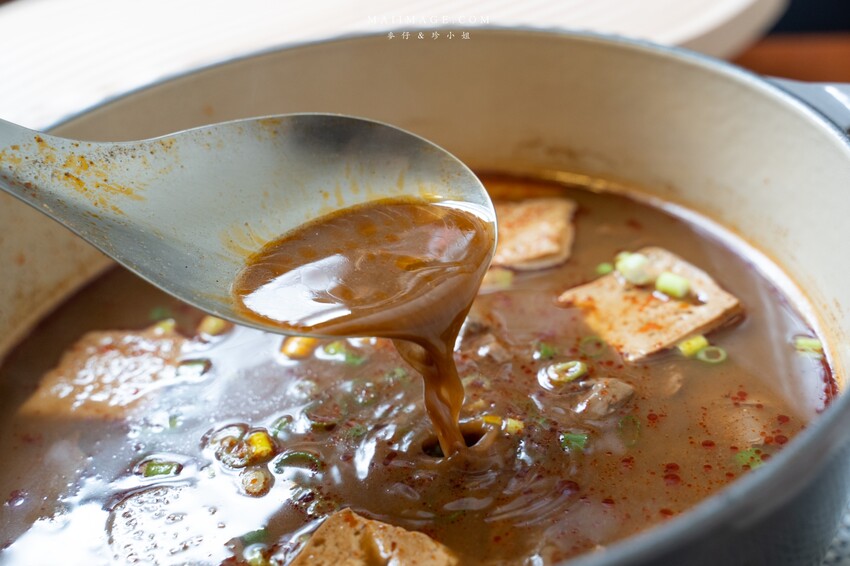 【三重美食】崔記麻辣鴛鴦|原來就是之前的三重齊味麻辣鍋,滑嫩像布丁的鴨血老饕必點,內行都外帶回家大包