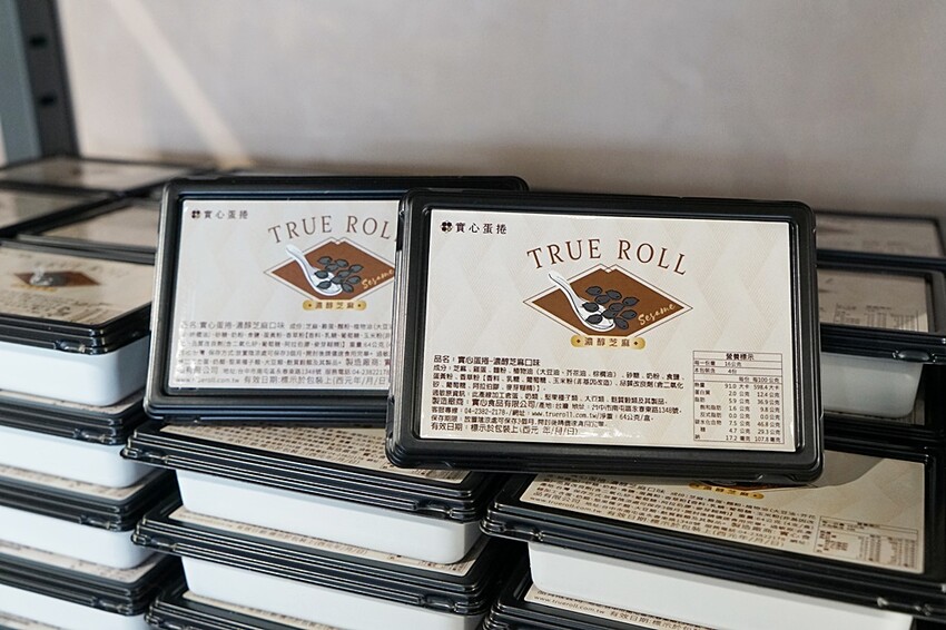 台中超狂爆餡蛋捲伴手禮║有魔性的蛋捲創下月銷10萬捲紀錄!!滿滿的內餡誰能抵擋,四種口味一次滿足,完封零食控的心!