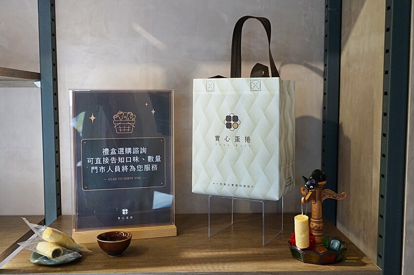 台中超狂爆餡蛋捲伴手禮║有魔性的蛋捲創下月銷10萬捲紀錄!!滿滿的內餡誰能抵擋,四種口味一次滿足,完封零食控的心!