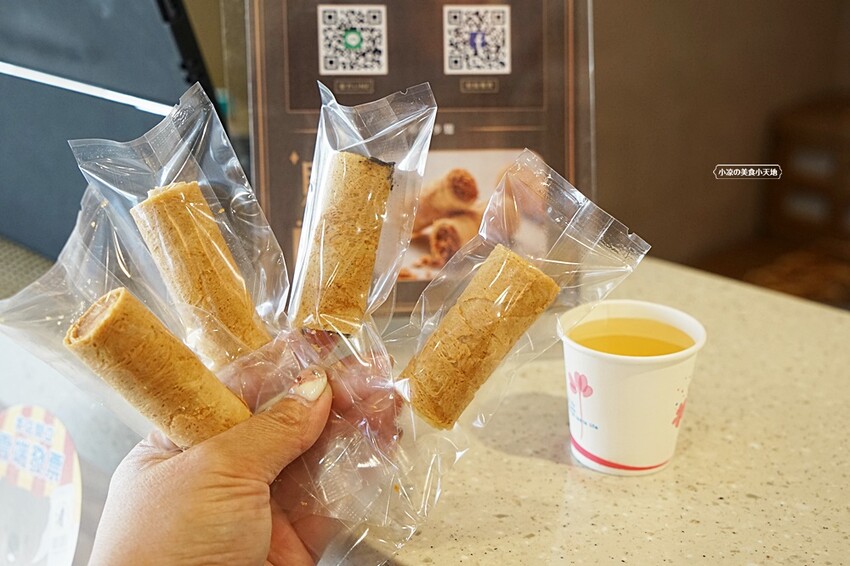 台中超狂爆餡蛋捲伴手禮║有魔性的蛋捲創下月銷10萬捲紀錄!!滿滿的內餡誰能抵擋,四種口味一次滿足,完封零食控的心!