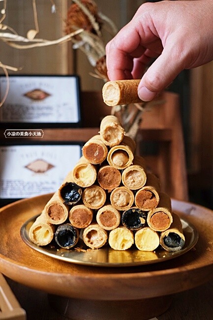 台中超狂爆餡蛋捲伴手禮║有魔性的蛋捲創下月銷10萬捲紀錄!!滿滿的內餡誰能抵擋,四種口味一次滿足,完封零食控的心!