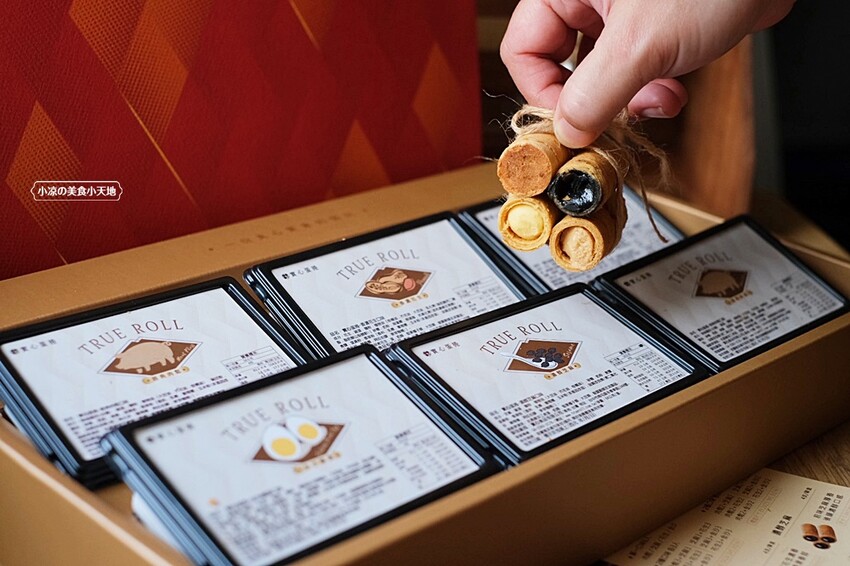 台中超狂爆餡蛋捲伴手禮║有魔性的蛋捲創下月銷10萬捲紀錄!!滿滿的內餡誰能抵擋,四種口味一次滿足,完封零食控的心!