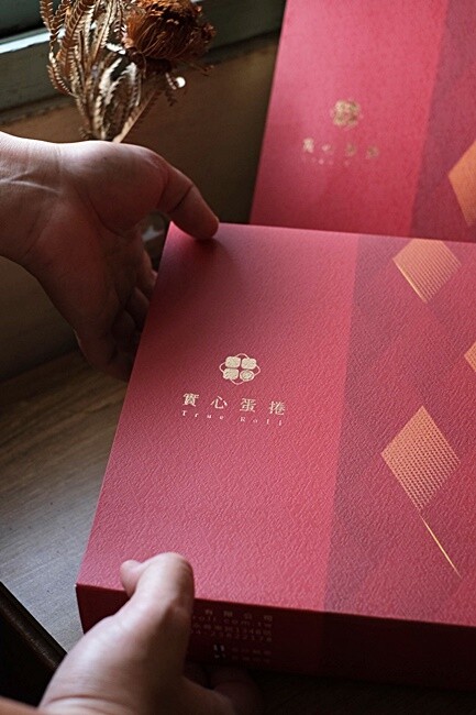 台中超狂爆餡蛋捲伴手禮║有魔性的蛋捲創下月銷10萬捲紀錄!!滿滿的內餡誰能抵擋,四種口味一次滿足,完封零食控的心!