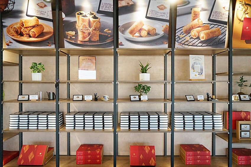 台中超狂爆餡蛋捲伴手禮║有魔性的蛋捲創下月銷10萬捲紀錄!!滿滿的內餡誰能抵擋,四種口味一次滿足,完封零食控的心!