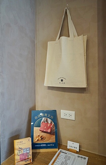 台中超狂爆餡蛋捲伴手禮║有魔性的蛋捲創下月銷10萬捲紀錄!!滿滿的內餡誰能抵擋,四種口味一次滿足,完封零食控的心!