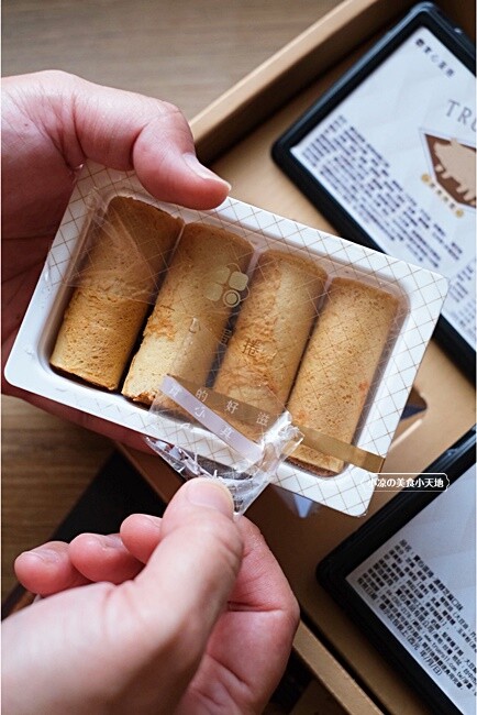 台中超狂爆餡蛋捲伴手禮║有魔性的蛋捲創下月銷10萬捲紀錄!!滿滿的內餡誰能抵擋,四種口味一次滿足,完封零食控的心!