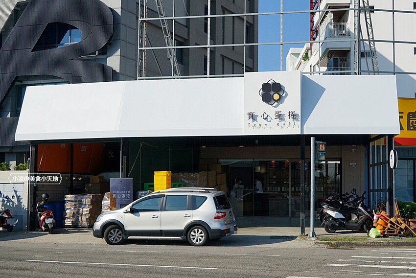 台中超狂爆餡蛋捲伴手禮║有魔性的蛋捲創下月銷10萬捲紀錄!!滿滿的內餡誰能抵擋,四種口味一次滿足,完封零食控的心!