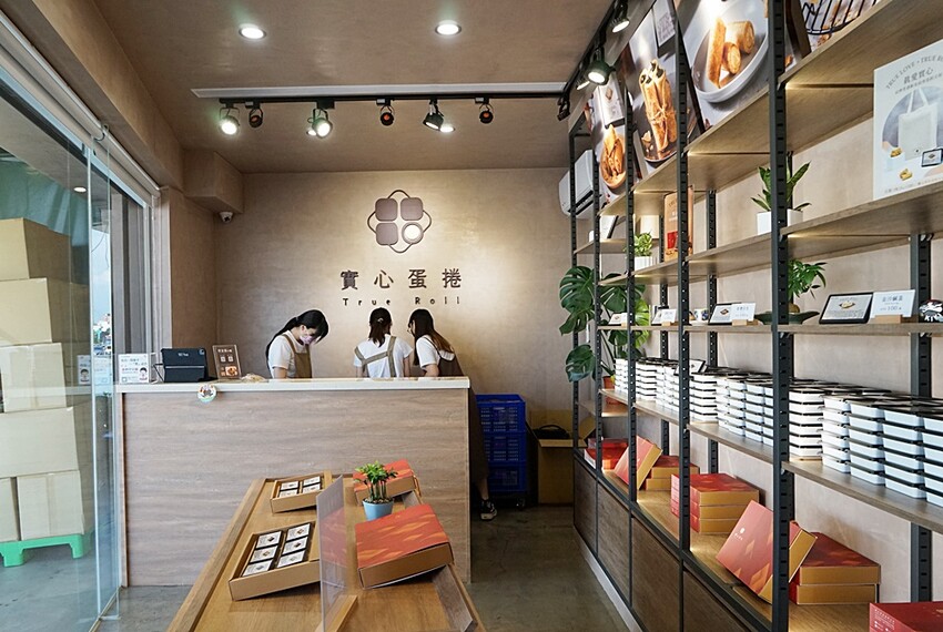 台中超狂爆餡蛋捲伴手禮║有魔性的蛋捲創下月銷10萬捲紀錄!!滿滿的內餡誰能抵擋,四種口味一次滿足,完封零食控的心!