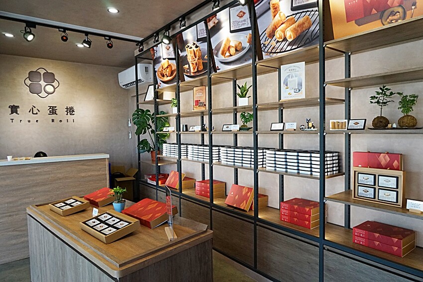 台中超狂爆餡蛋捲伴手禮║有魔性的蛋捲創下月銷10萬捲紀錄!!滿滿的內餡誰能抵擋,四種口味一次滿足,完封零食控的心!