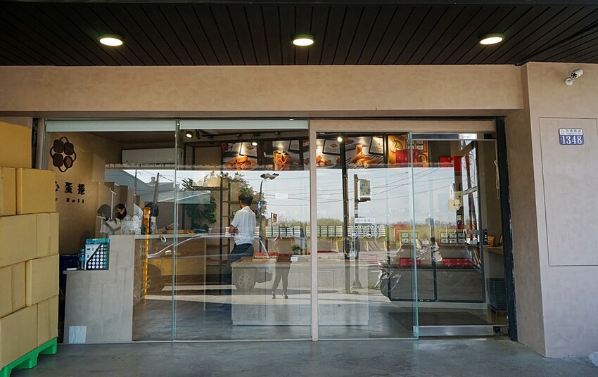 台中超狂爆餡蛋捲伴手禮║有魔性的蛋捲創下月銷10萬捲紀錄!!滿滿的內餡誰能抵擋,四種口味一次滿足,完封零食控的心!