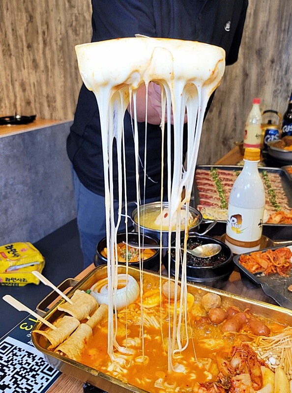 瘋狂牽絲！你來挑戰嗎？台中平價烤肉鍋物推新品！金磚起司部隊鍋、馬鈴薯豬骨湯，一個人來也可以吃道地韓餐！