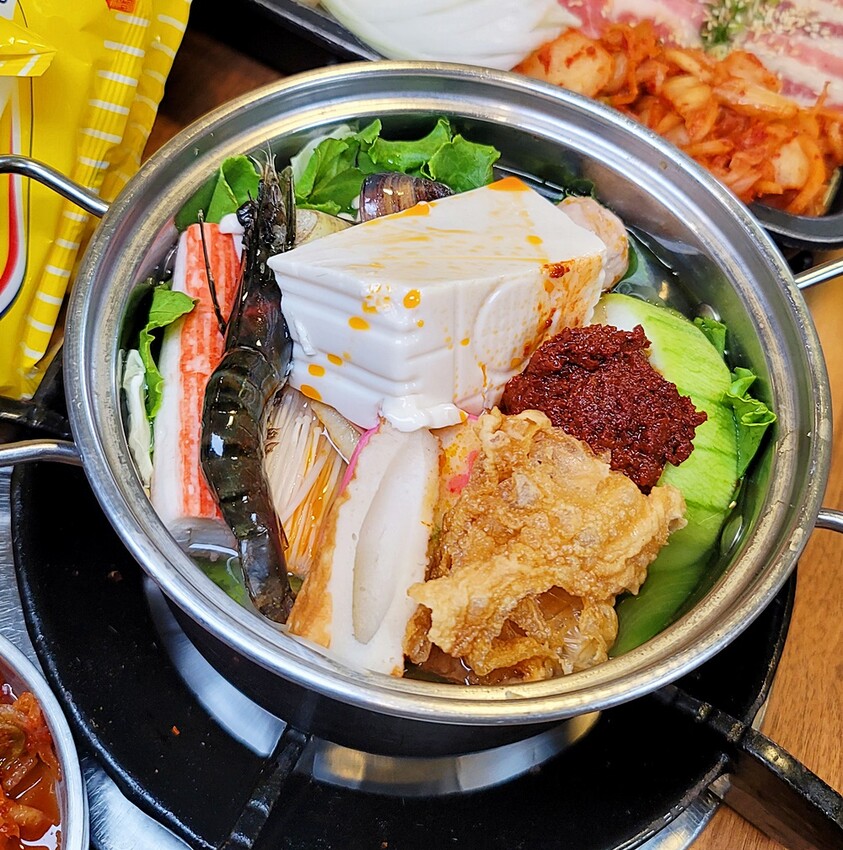 瘋狂牽絲！你來挑戰嗎？台中平價烤肉鍋物推新品！金磚起司部隊鍋、馬鈴薯豬骨湯，一個人來也可以吃道地韓餐！