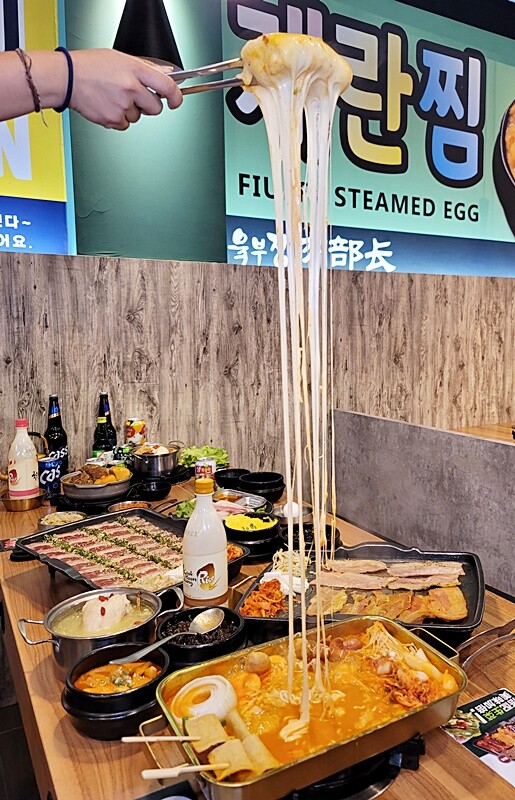 瘋狂牽絲！你來挑戰嗎？台中平價烤肉鍋物推新品！金磚起司部隊鍋、馬鈴薯豬骨湯，一個人來也可以吃道地韓餐！