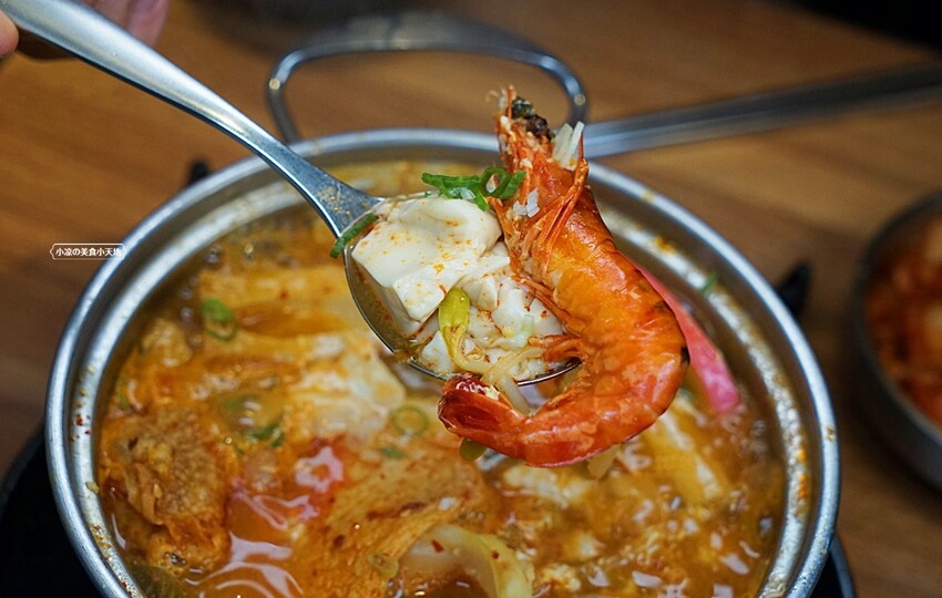 瘋狂牽絲！你來挑戰嗎？台中平價烤肉鍋物推新品！金磚起司部隊鍋、馬鈴薯豬骨湯，一個人來也可以吃道地韓餐！